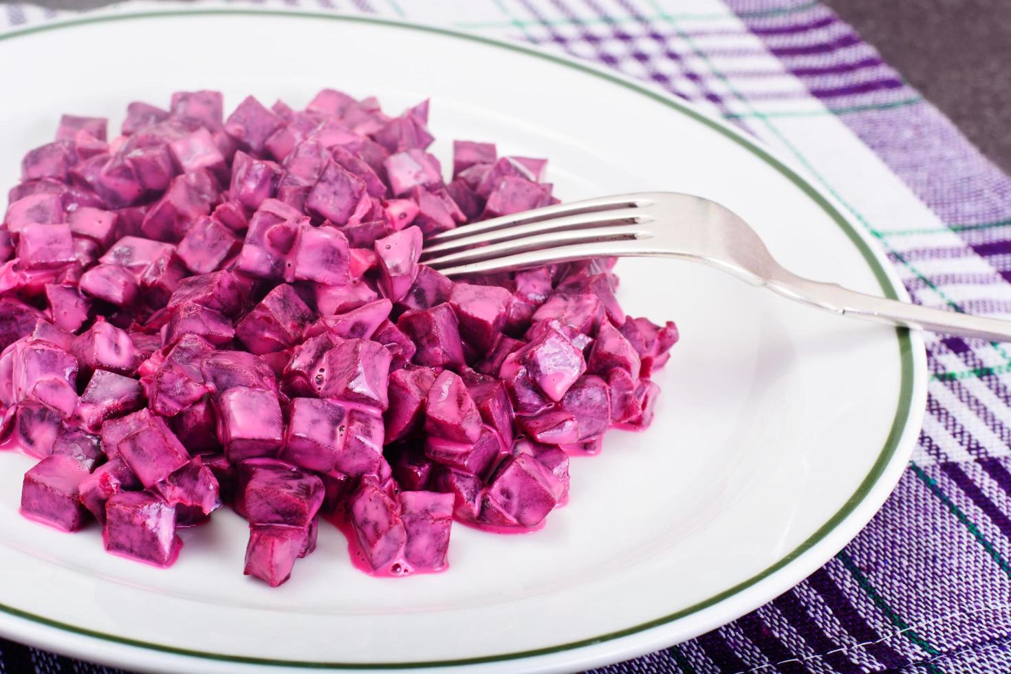 Salat aus gekochten Rüben mit Joghurt foto