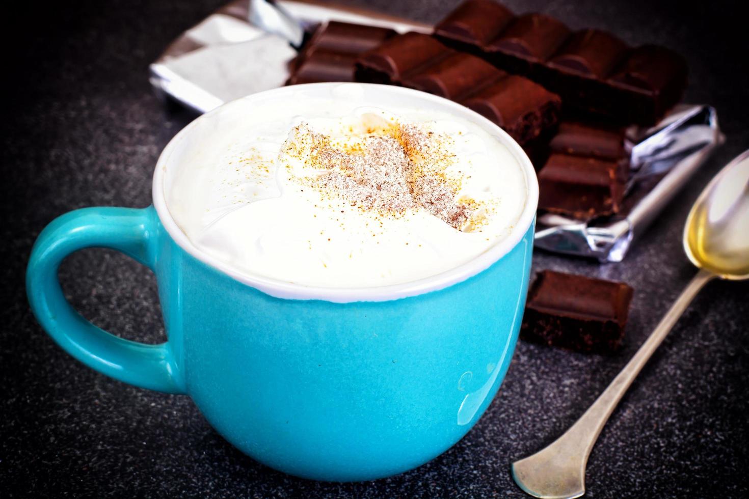 Kaffee mit Milch, Cappuccino in einer blauen Retro-Tasse foto