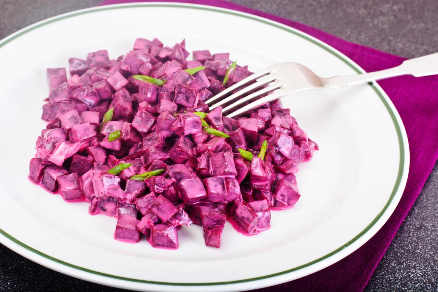 Salat aus gekochten Rüben mit Joghurt foto