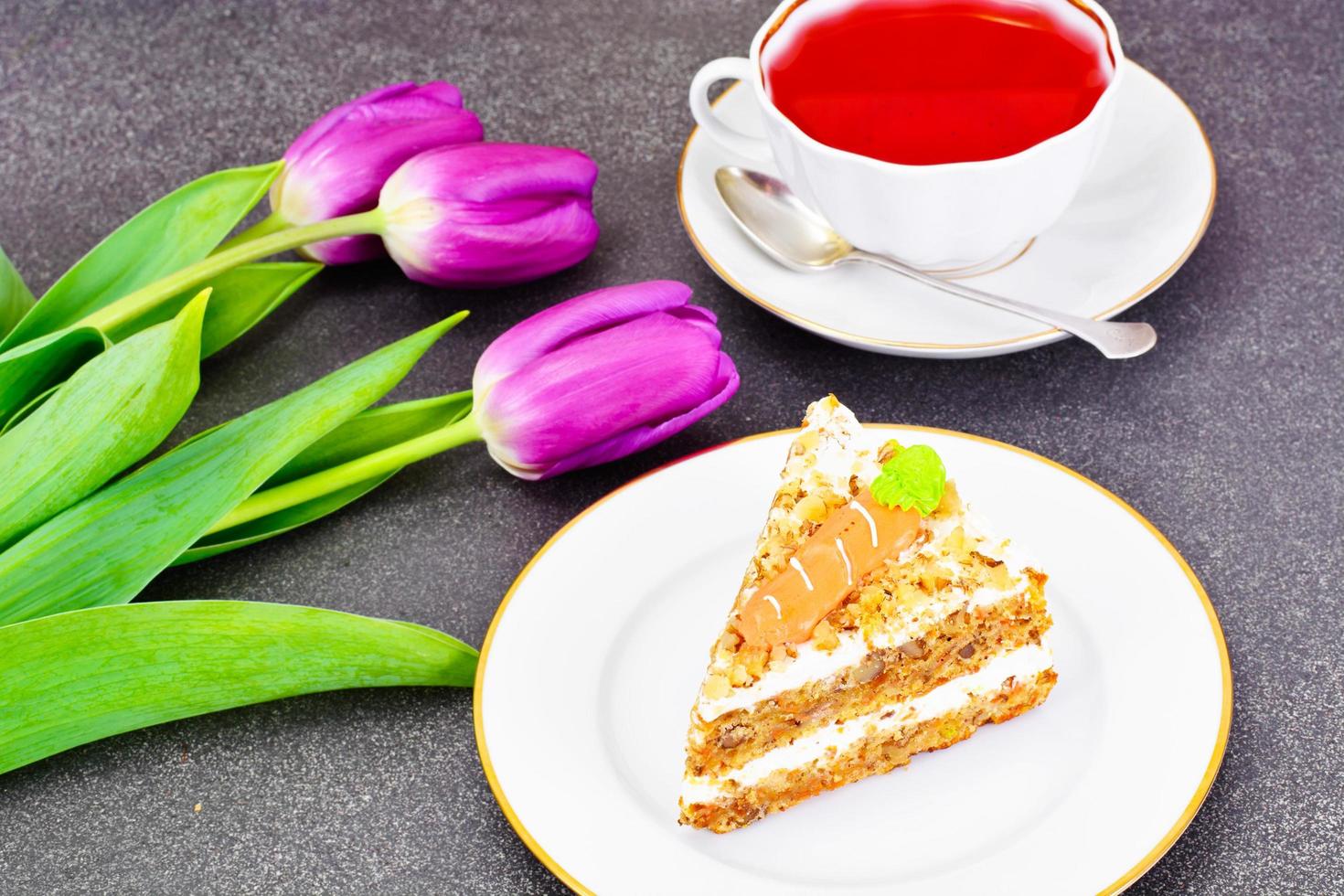 Karottenkuchen mit Walnüssen backen foto