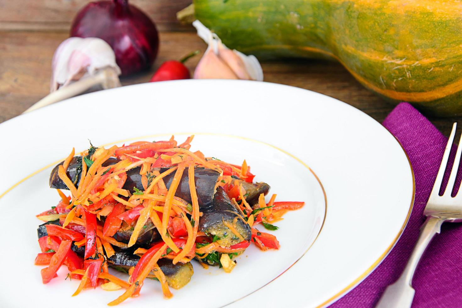 Ernährung und gesundes Essen. Salat mit Auberginen, Karotten. foto