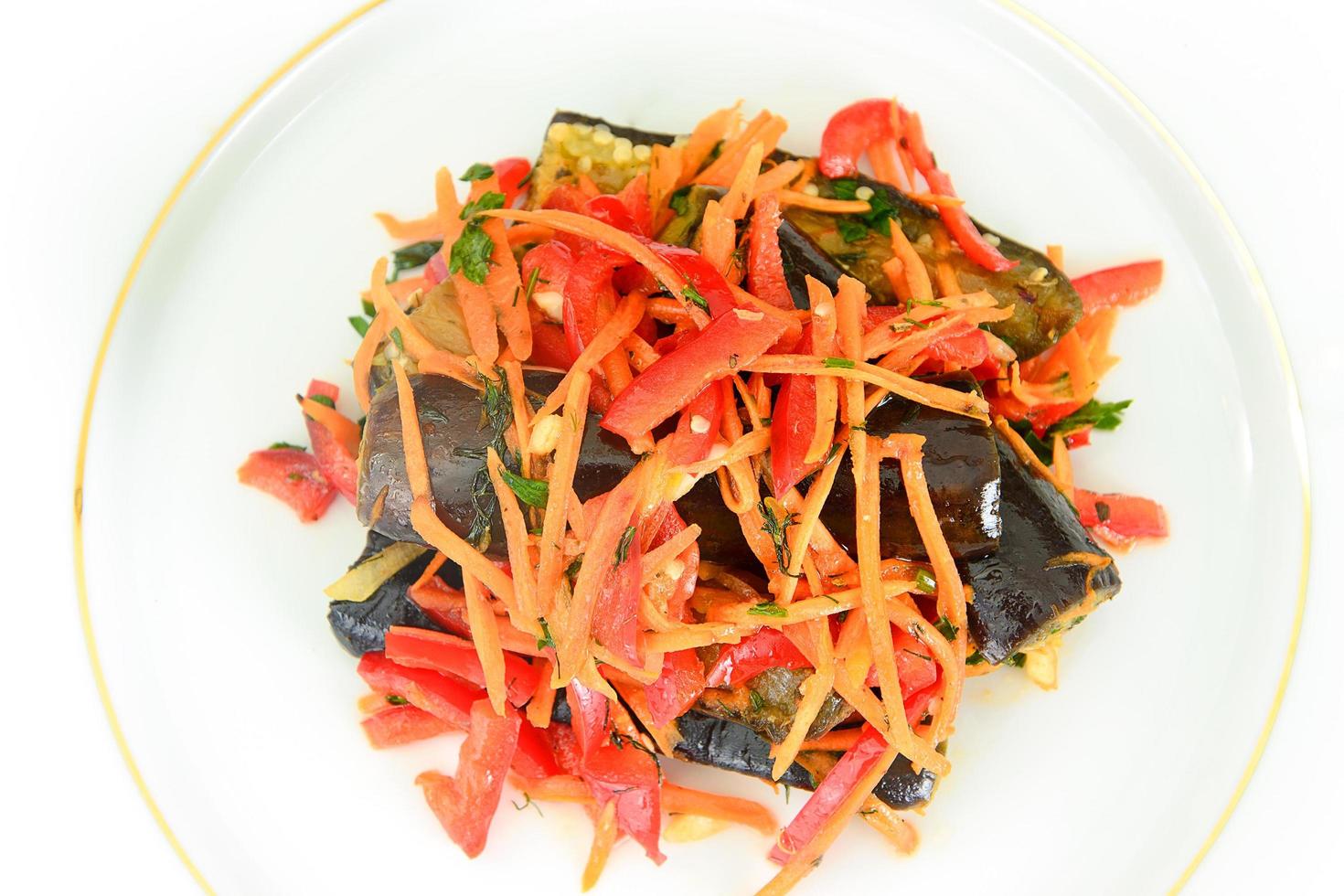 Ernährung und gesundes Essen. Salat mit Auberginen, Karotten. foto