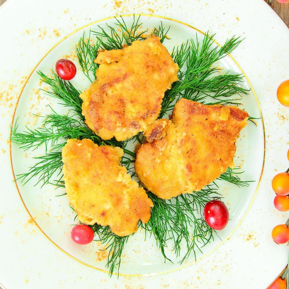 paniertes Hühnerfilet mit Kräutern und Preiselbeeren. foto