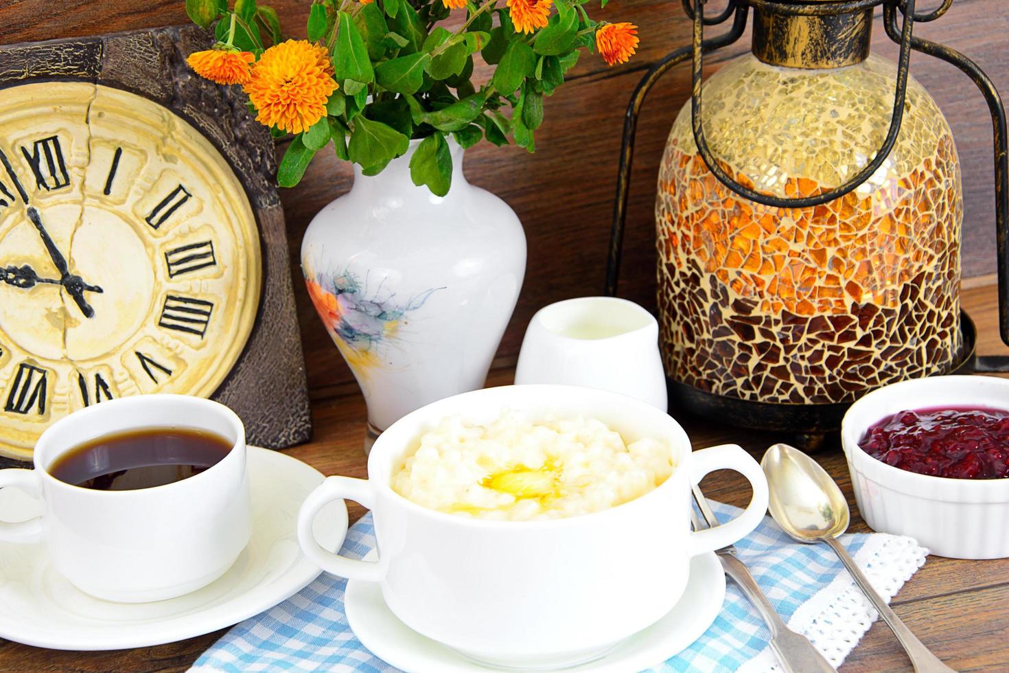 Reisbrei mit süßer Butter, Marmelade und Kaffee foto