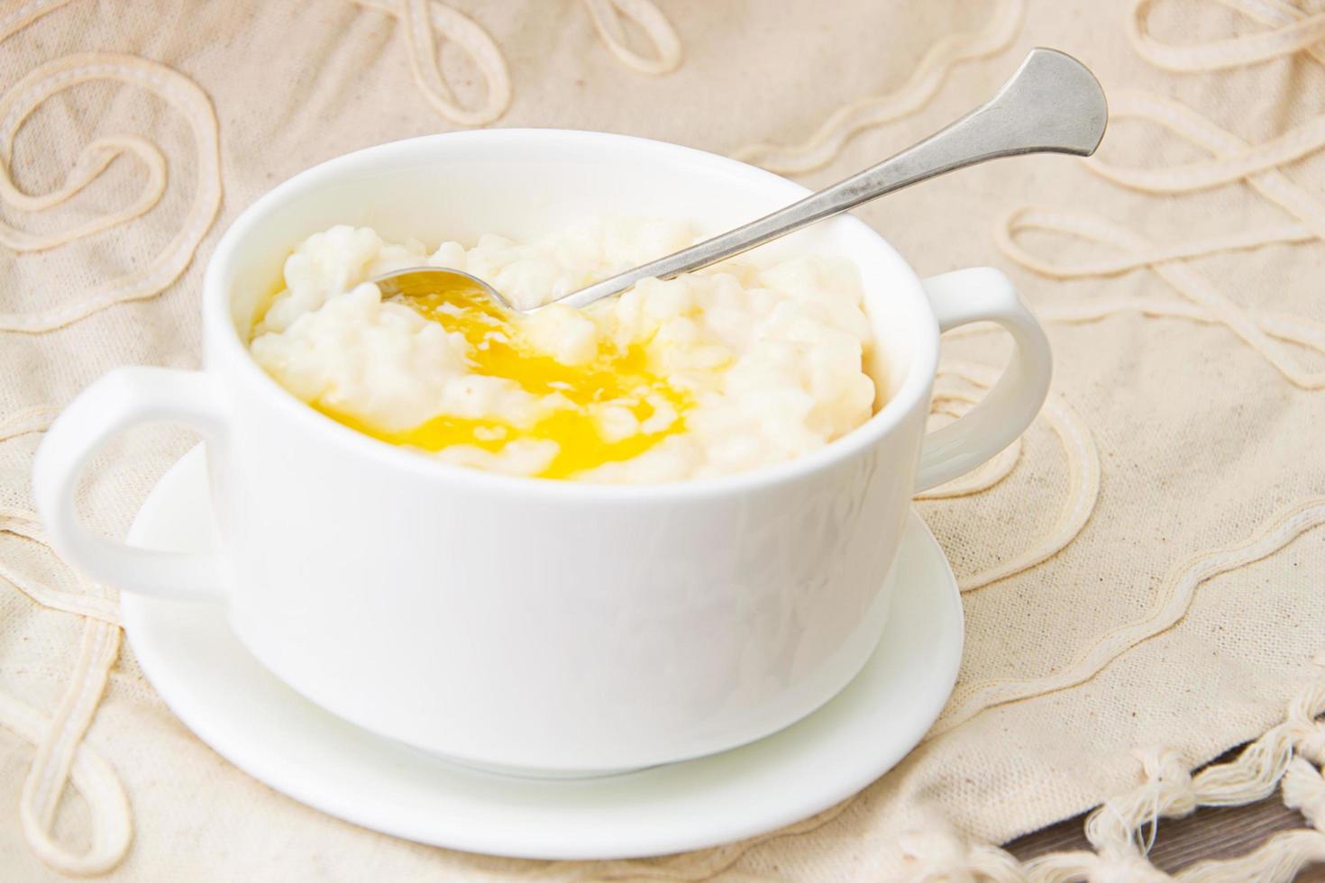 Reisbrei mit süßer Butter, Marmelade und Kaffee foto