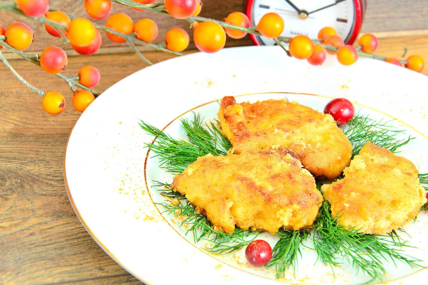 paniertes Hühnerfilet mit Kräutern und Preiselbeeren. foto