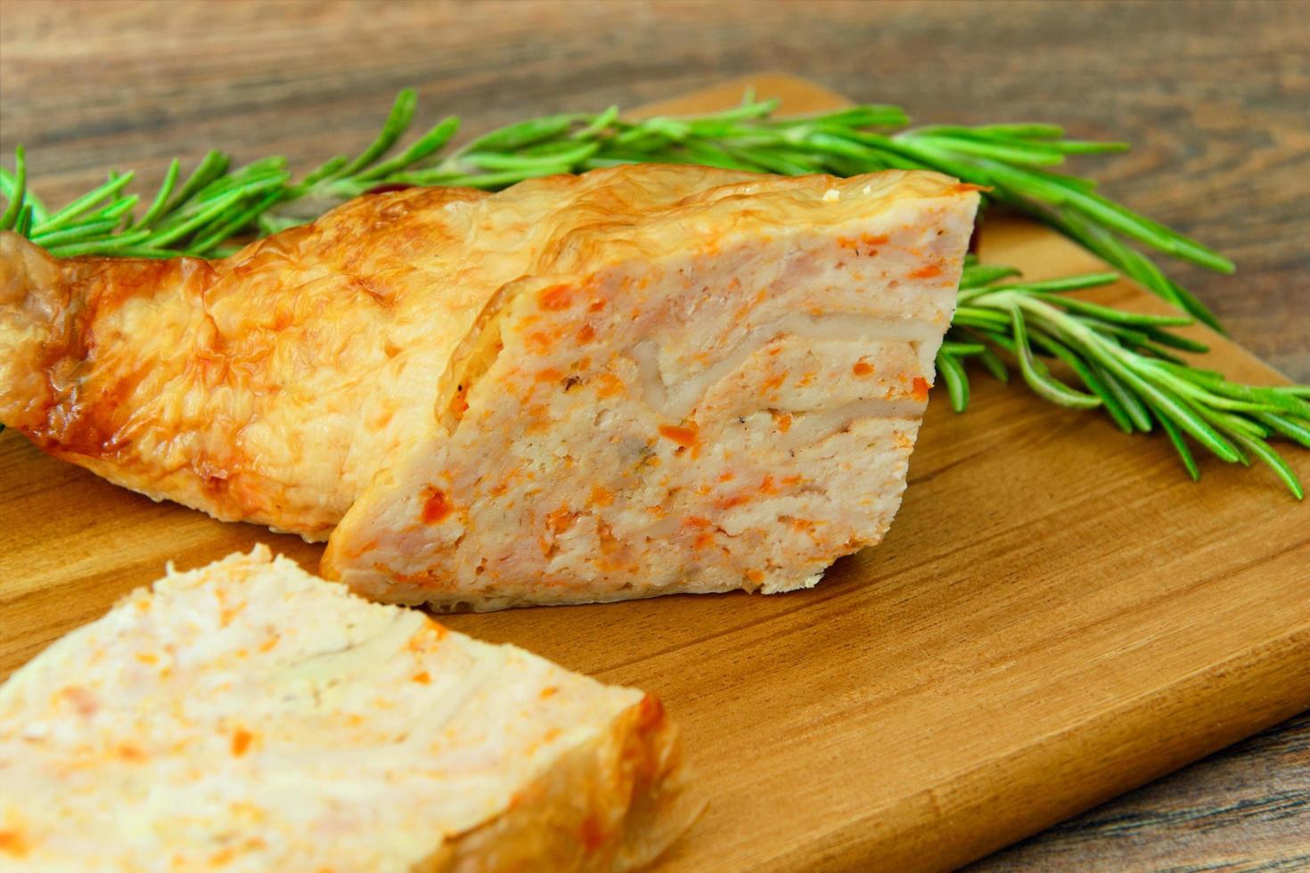 Ernährung und gesundes Essen. gefülltes Hähnchen mit Gemüse. foto