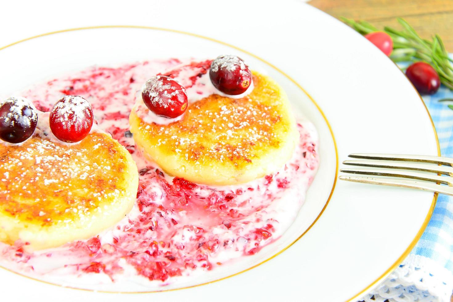 leckeres und gesundes Essen. leckerer Käsekuchen mit Preiselbeeren. foto