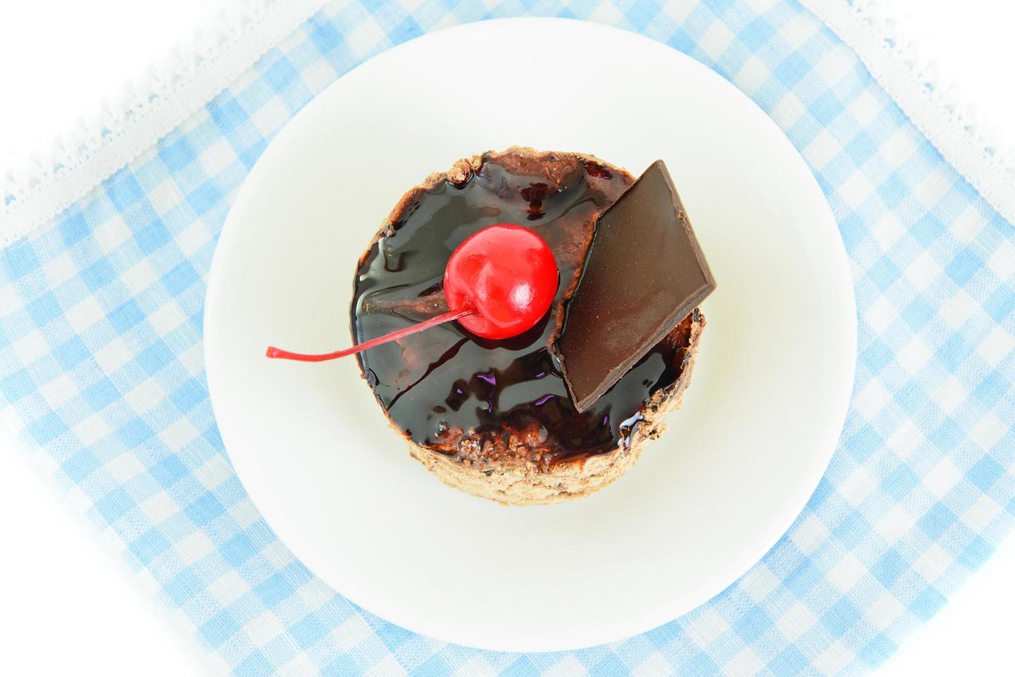 Cupcake mit Kirschen und Schokolade. foto