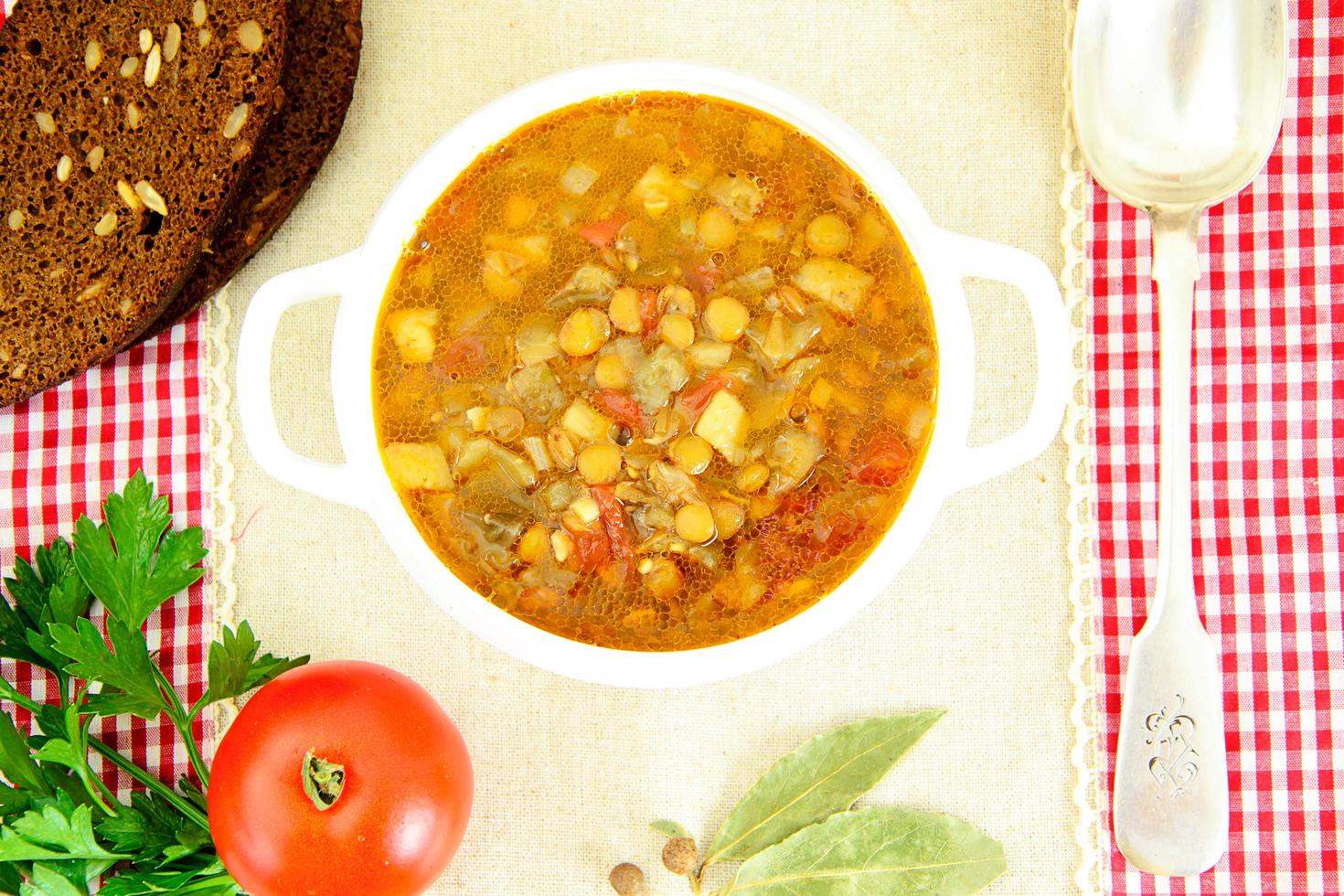 Linsensuppe mit Auberginen, Tomaten und Zwiebeln foto