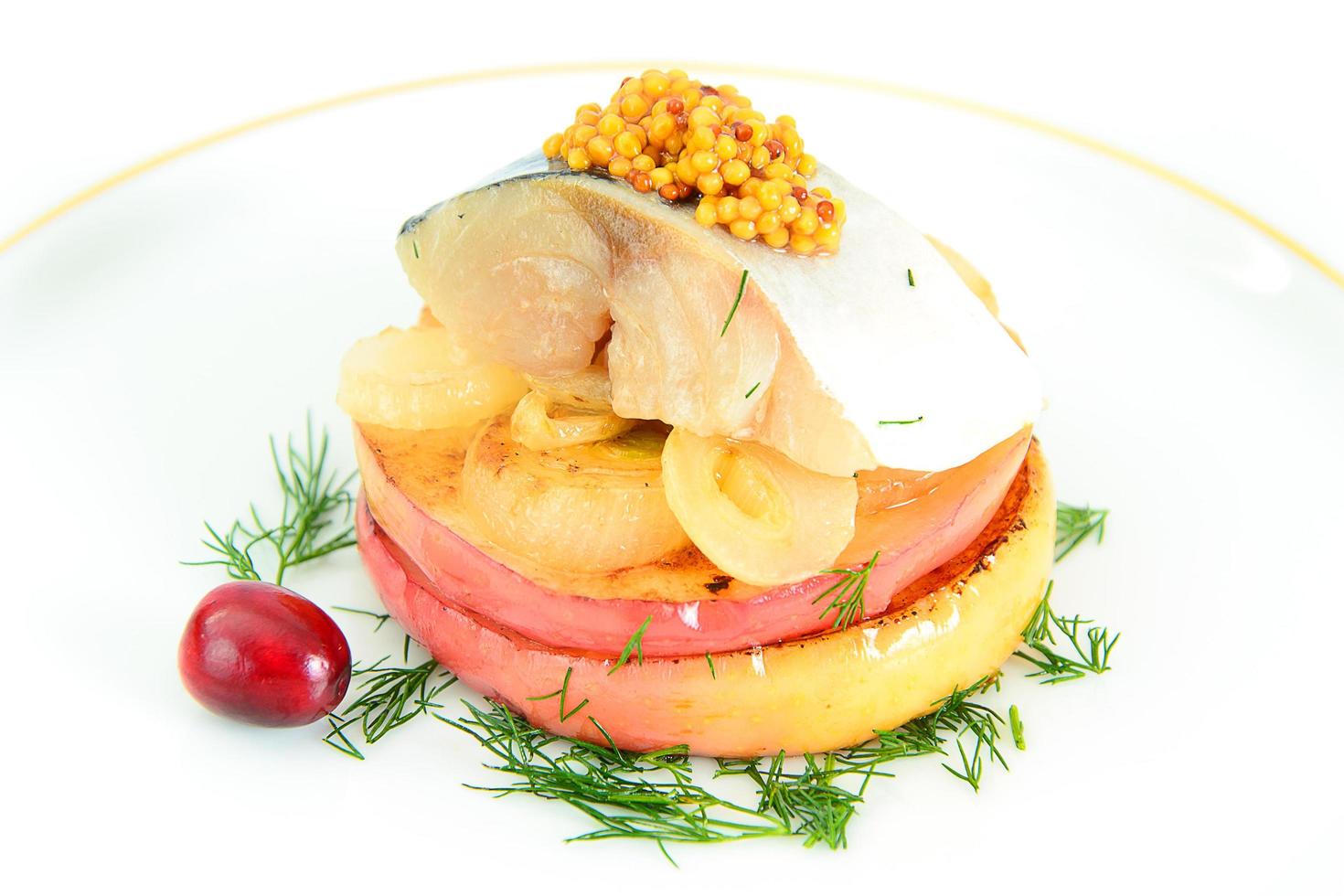 salzmarinierte Makrele mit Apfel und Zwiebel. foto