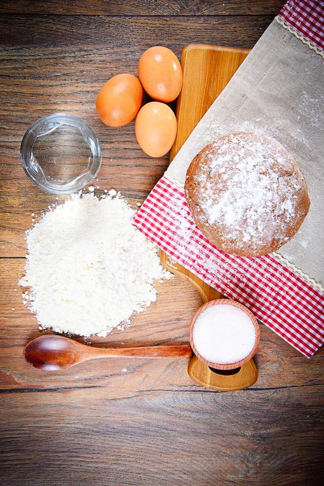 Brot, Mehl, Ei und Wasser. Backen foto