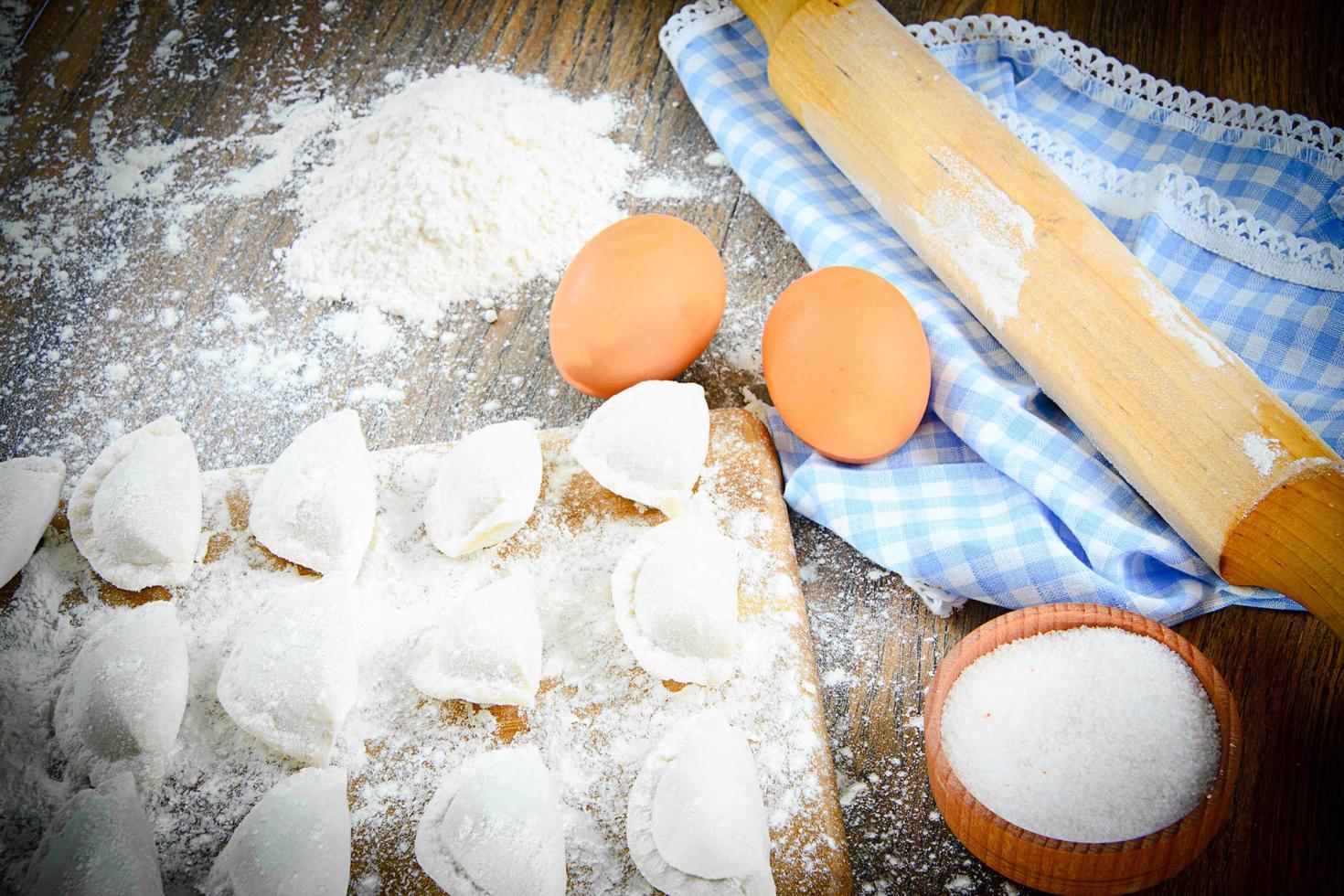 rohe hausgemachte Knödel, russische Pelmeni foto