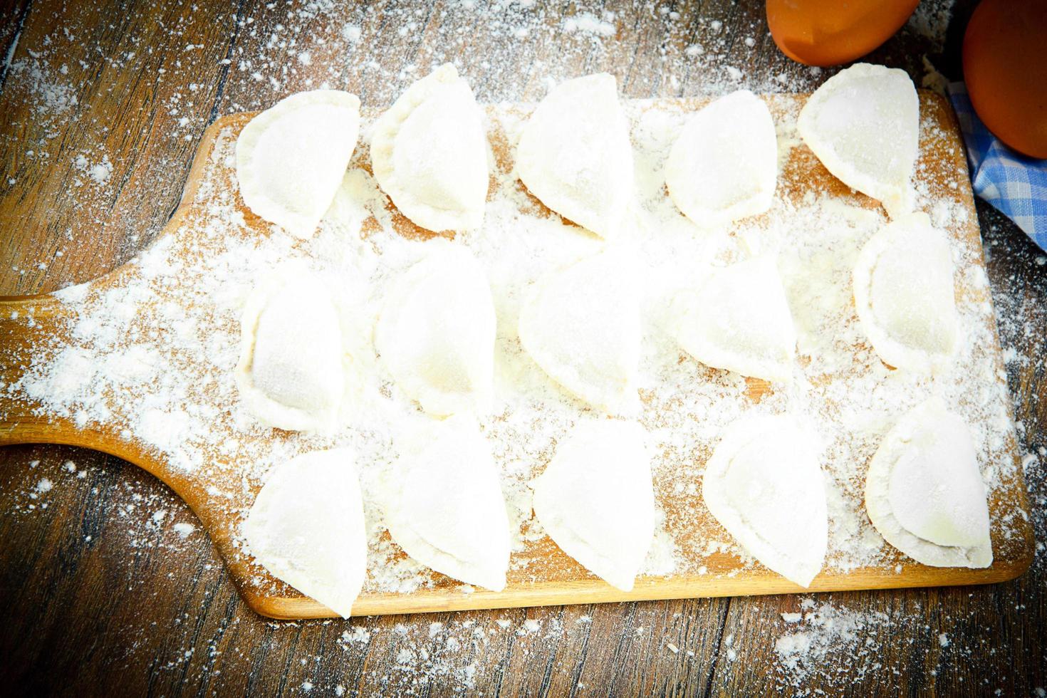 rohe hausgemachte Knödel, russische Pelmeni foto