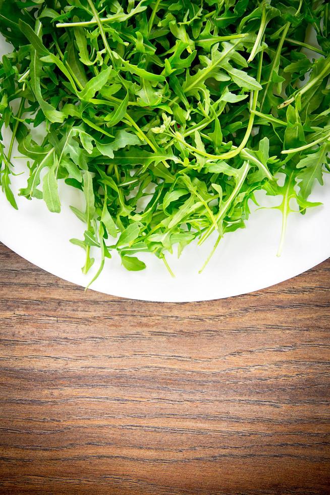 Rucola auf dunklem holzigem Hintergrund foto