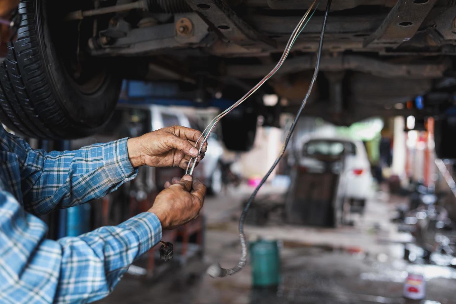 elektrische Reparatur von Autos, Reparatur von elektrischen Leitungen im Auto. foto