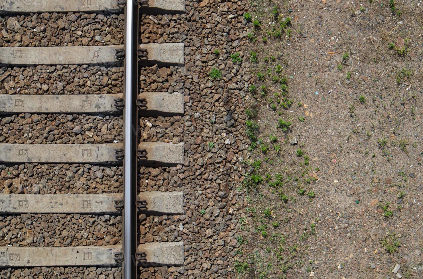 Eisenbahn-Draufsicht, flach. Teil der Strecke für Züge. Luftaufnahme einer Eisenbahn von einer Drohne. Hintergrund mit Platz für Text. glänzende Eisenschienen und Betonschwellen. foto