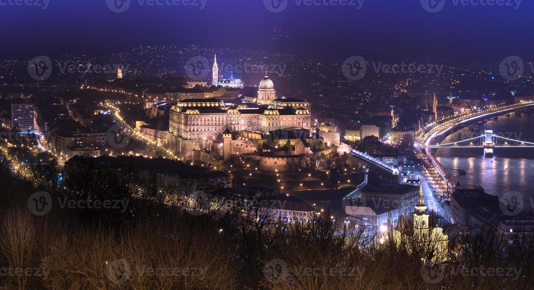 Nachtpanorama von Budapest mit Budaer Burg, beliebtes Architektur-Wahrzeichen der ungarischen Hauptstadt, Ungarn foto