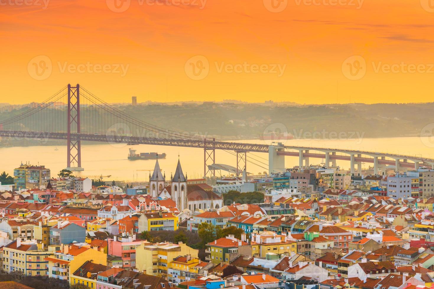 malerischer sonnenuntergang in lissabon. abendliches stadtbild der portugiesischen hauptstadt foto