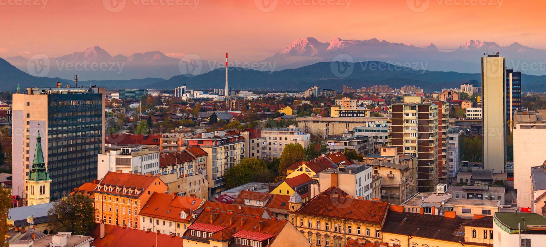 malerisches stadtbild von ljubljana während des sonnenuntergangs, slowenien foto