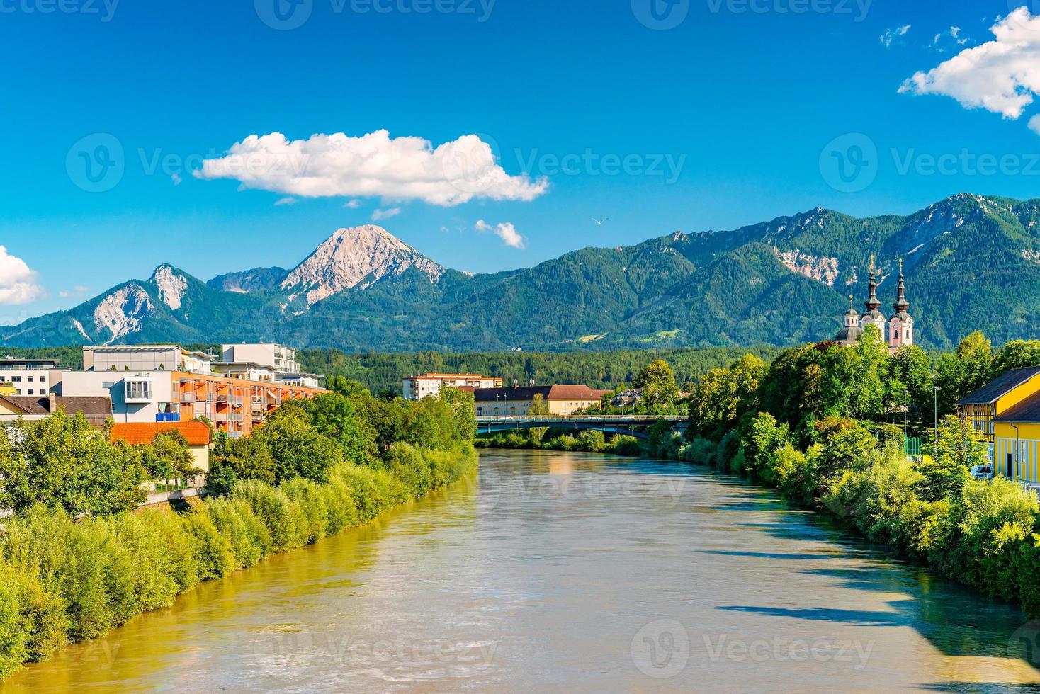 Blick auf eine kleine Alpenstadt Villach, Österreich foto