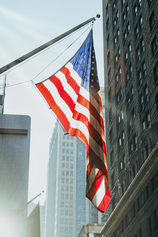 US-Flagge hing vom Mast auf der Manhattan Avenue. foto