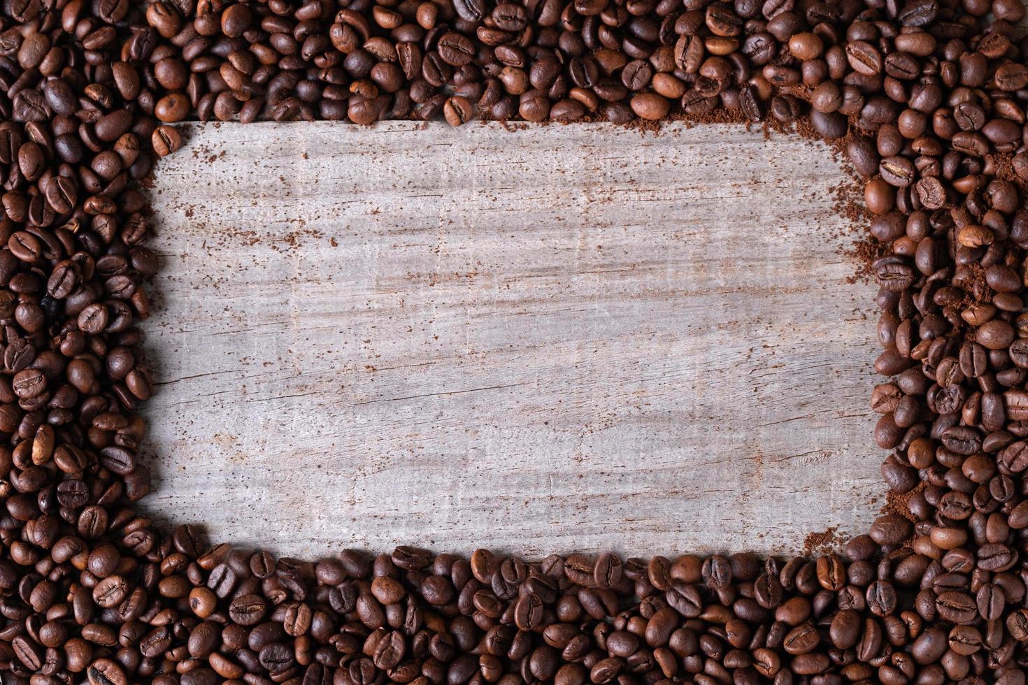 Kaffeebohnen Hintergrund, in der Mitte Holztisch foto