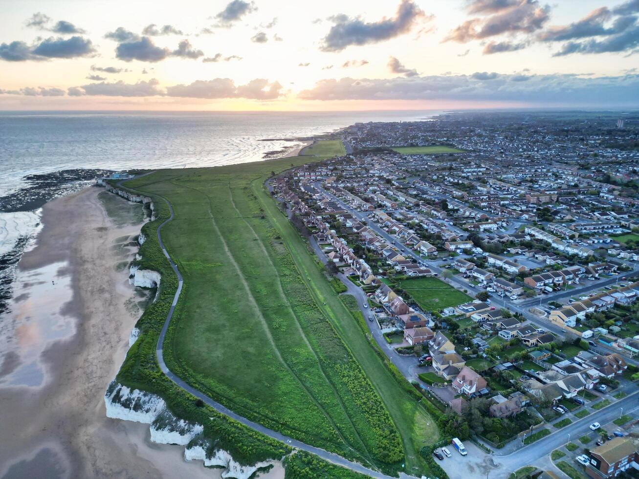 hoch Winkel Aussicht von Botanik Bucht Strand und Meer Aussicht während Sonnenuntergang beim Breittreppe Kent, England Vereinigtes Königreich. April 21., 2024 foto