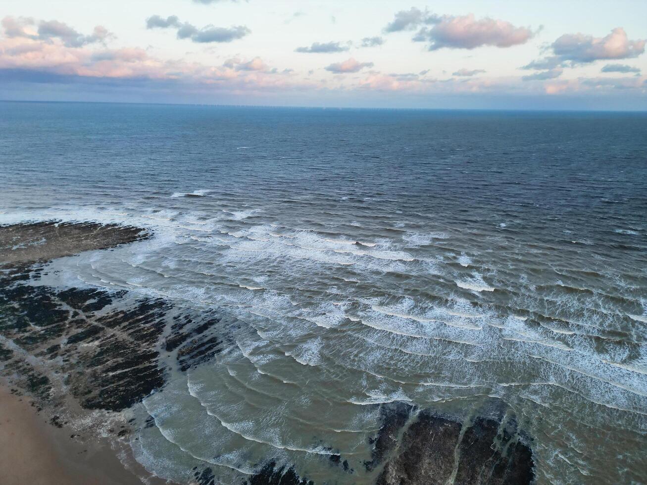 hoch Winkel Aussicht von Botanik Bucht Strand und Meer Aussicht während Sonnenuntergang beim Breittreppe Kent, England Vereinigtes Königreich. April 21., 2024 foto
