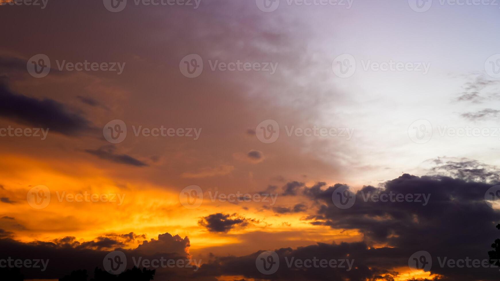 Sonnenuntergang im das Stadt, Silhouette von ein Stadtbild. foto