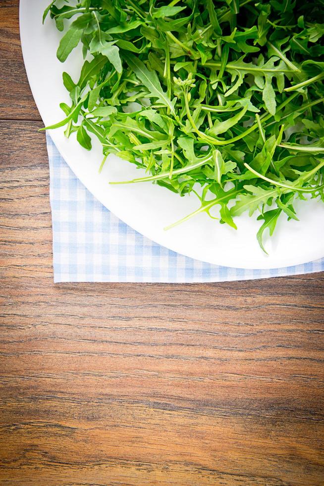 Rucola auf dunklem holzigem Hintergrund foto