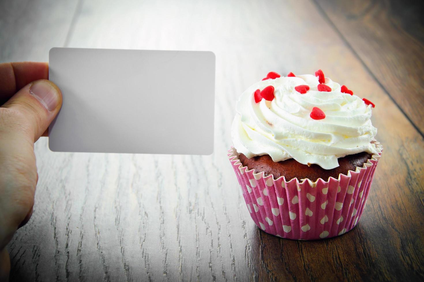 Kuchen mit Sahne, Cupcake auf Holz foto