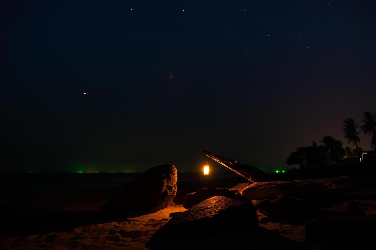 Laternen auf das Strand im das dunkel Nacht. foto