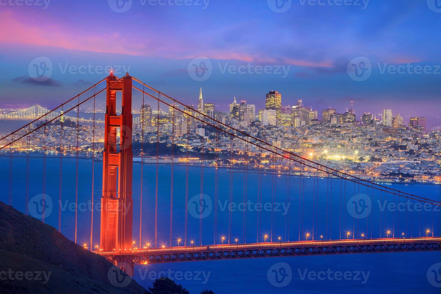 Golden Gate Bridge und Innenstadt von San Francisco foto