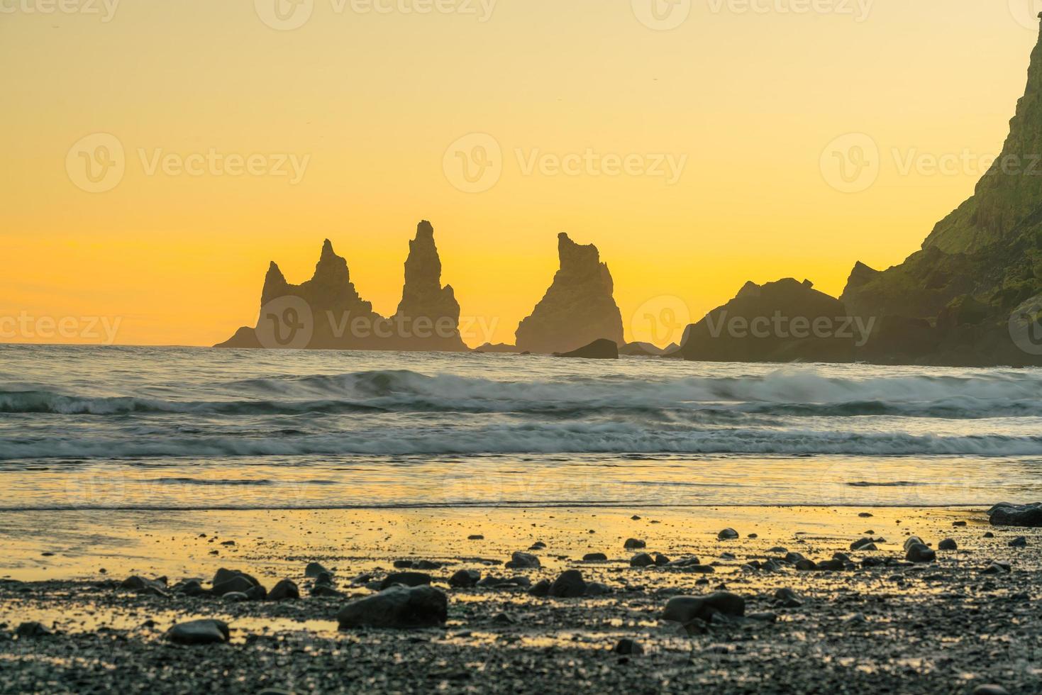 Landschaft der Küste von Vik bei Sonnenuntergang foto