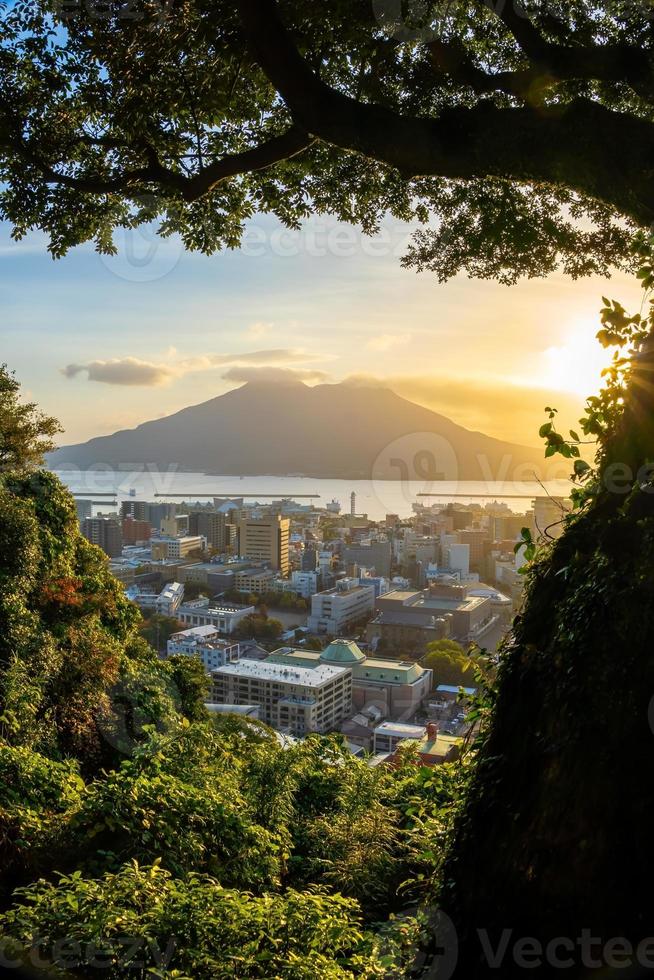 Kagoshima Stadt Innenstadt Skyline Stadtbild mit Sakurajima Vulkan in Kyushu, Japan foto