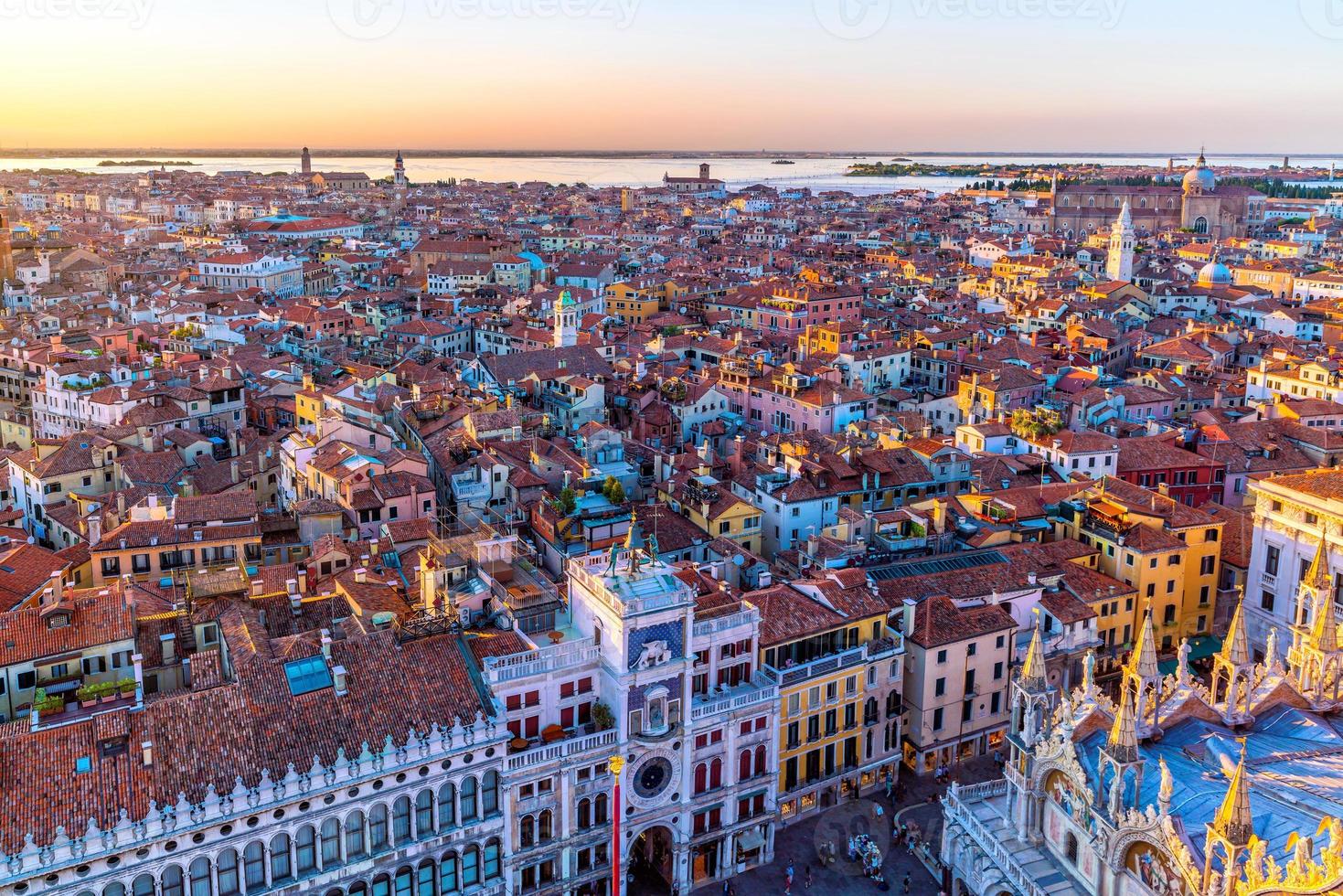 Blick von oben auf die Altstadt vanice bei Sonnenuntergang foto