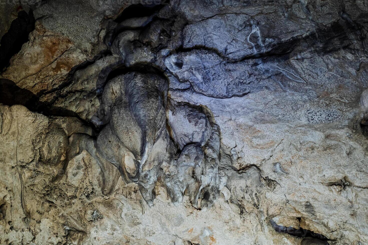 Stalaktiten hängen auf das Decke von das Höhle, Karst Flecken, unter Tage Formation. foto