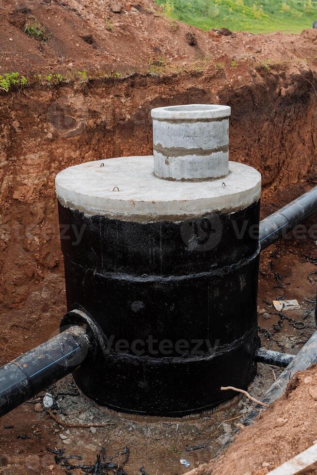 Abdichtung Struktur Beton Gut von runden Form, schützend Glasur gegen Wasser, Rohr Verbindung, Gut im das Boden, foto