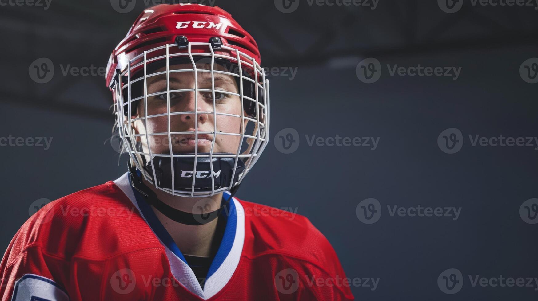 weiblich Eishockey Spieler im Sport Aktion tragen Helm und Jersey mit Entschlossenheit und Fokus foto