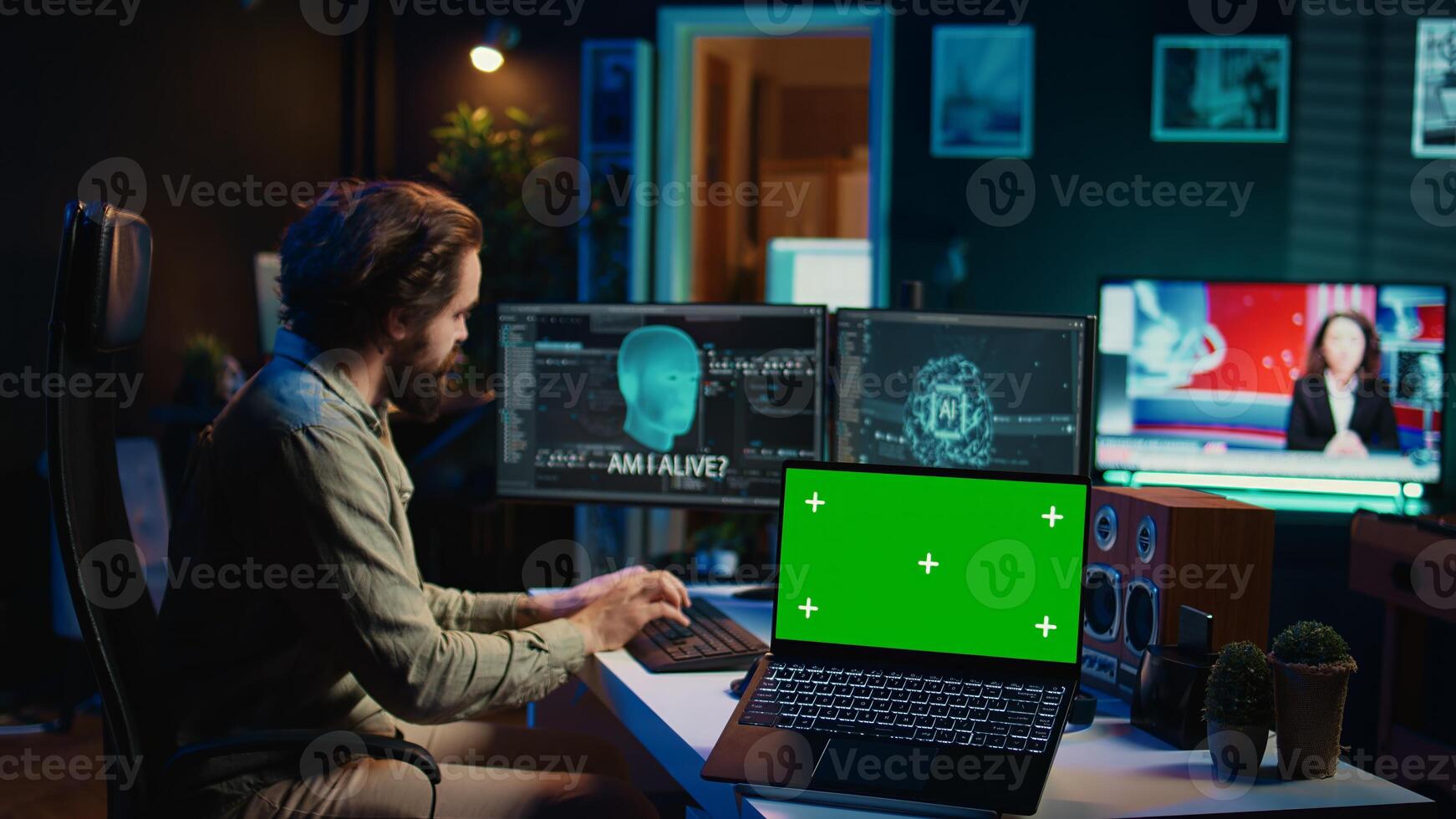Programmierer Sein fragte existenziell Fragen durch wecken ai Gewinnung Bewusstsein Nächster zu Chroma Schlüssel Laptop. Mann kommunizieren mit künstlich Intelligenz durch isoliert Bildschirm Gerät, Kamera b foto