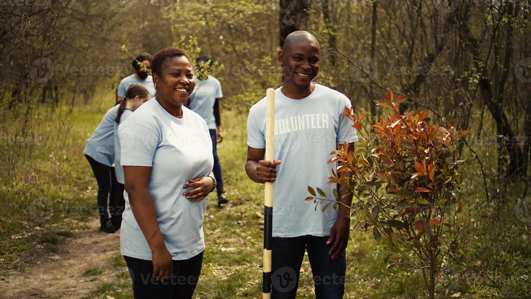 Porträt von ein Paar Freiwilligenarbeit zu Pflanze Bäume und sammeln Müll von das Wald, halt Schaufel und zeigen Hingabe zum ökologisch Gerechtigkeit. Umgebung Aktivisten Kampf Natur Erhaltung. Kamera b. foto