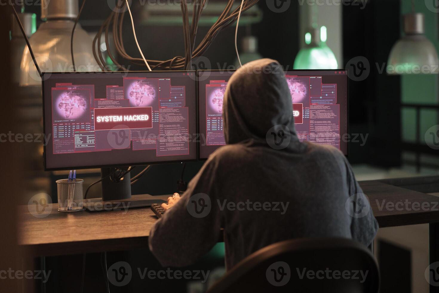 Internet Dieb Erstellen Sicherheit Bruch und hacken Computer System, stehlen wichtig Daten oder Passwörter. jung Hacker Pflanzen Trojaner Virus, brechen in Datenbank und Programmierung Software. foto