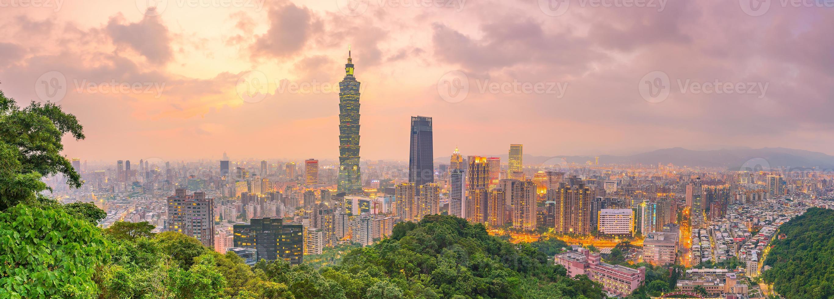 Skyline der Stadt Taipeh in der Dämmerung foto