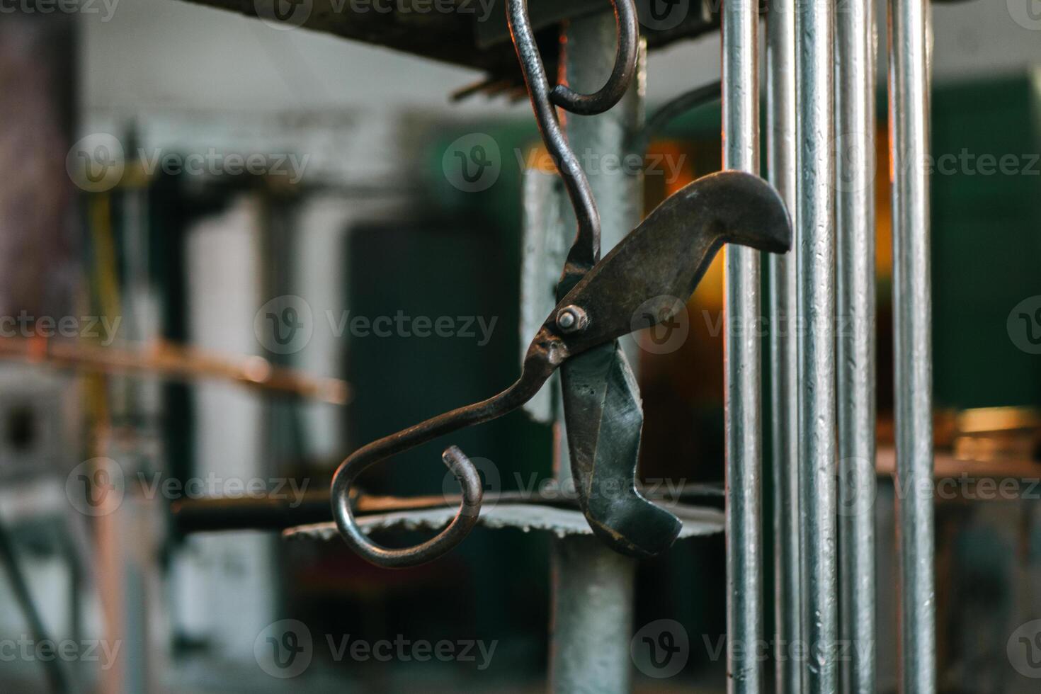 Schere zum Schneiden geschmolzen Glas im ein Werkstatt foto