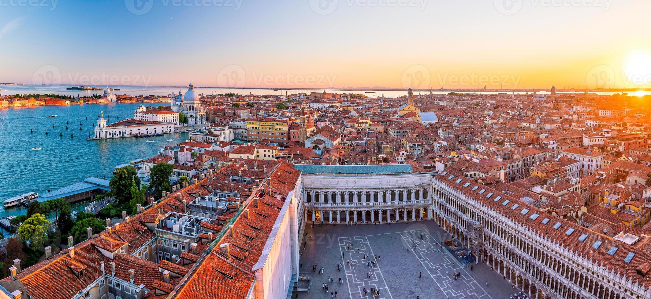 Blick von oben auf die Altstadt vanice bei Sonnenuntergang foto