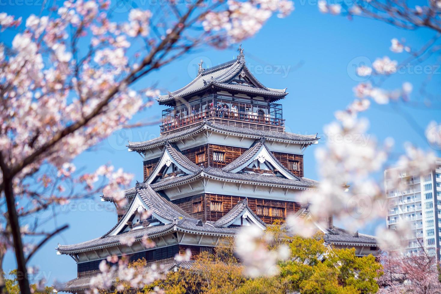Burg Hiroshima während der Kirschblütenzeit foto