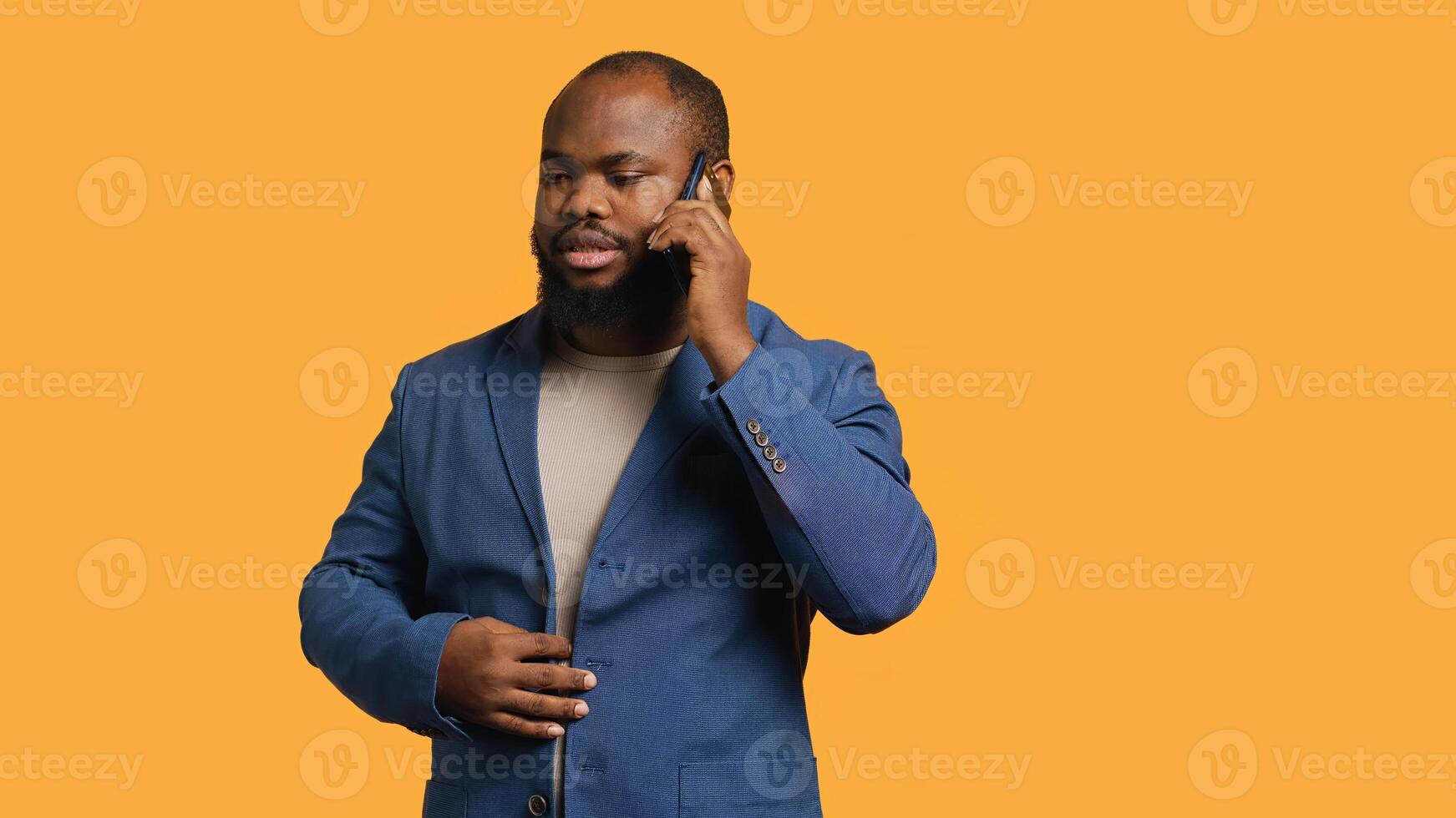 afrikanisch amerikanisch Mann nicht einverstanden mit Freund während Telefon Forderung, zittern Kopf, Studio Hintergrund. bipoc Person reden auf Telefon mit sich paaren, unzufrieden mit Vorschlag, verweigern, Kamera ein foto