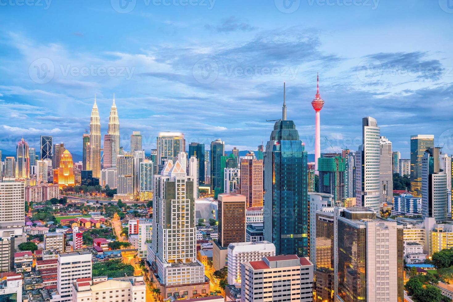 Innenstadt von Kuala Lumpur Skyline in der Dämmerung foto