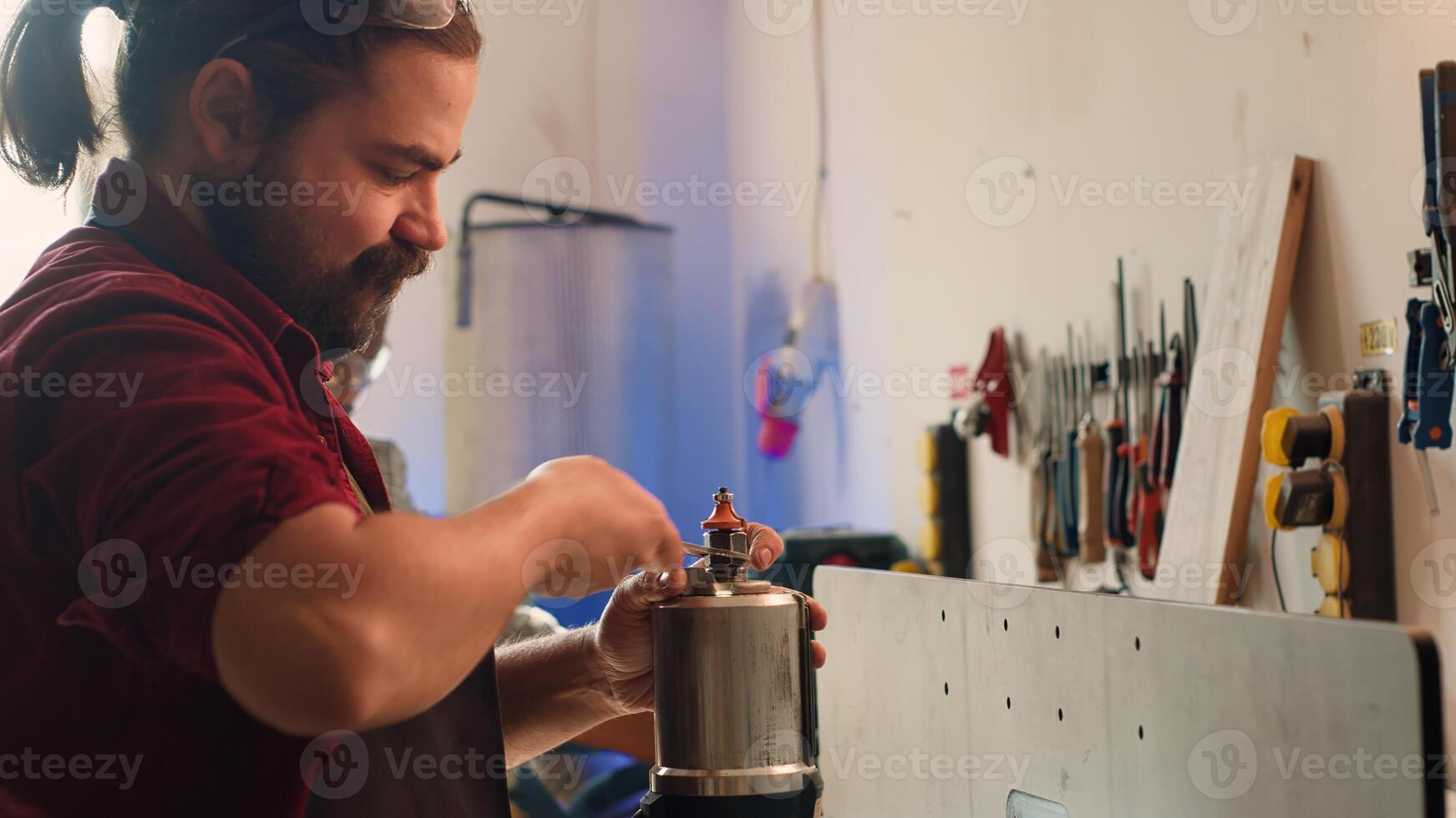 Mechaniker im Zimmerei Geschäft Ändern Rotor Teil auf Spindel vermodern Maschinen. Handwerker im Tischlerei Festsetzung gebrochen Holz Former, ersetzen beschädigt Komponente, Kamera ein schließen oben Schuss foto